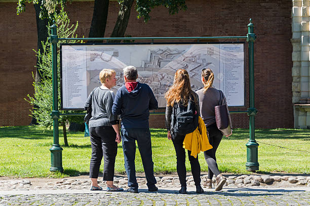 turistas se aglomeram ao redor do mapa da fortaleza - simon lake - fotografias e filmes do acervo