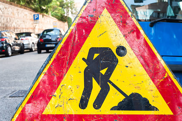 de construção de estrada. - road narrows traffic sign pic - fotografias e filmes do acervo