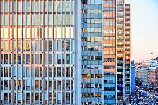 일몰에 여러 고층 빌딩. 세르겔토르그, 스톡홀름, 스웨덴. - stockholm town square sergels torg city 뉴스 사진 이미지