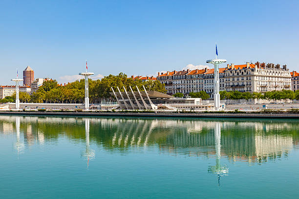 río ródano en francia con vistas al centro de nautique - rhone bridge fotografías e imágenes de stock