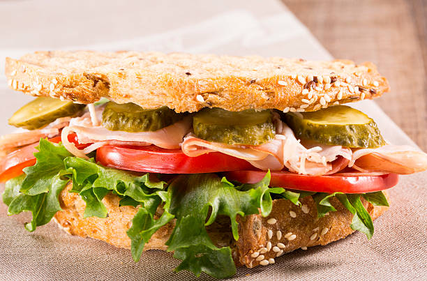nourriture utile et délicieuse pour le petit déjeuner - portion turkey sandwich close up photos et images de collection