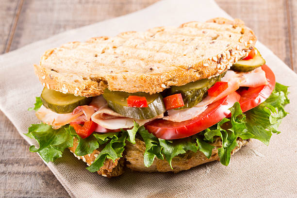 nourriture utile et délicieuse pour le petit déjeuner - portion turkey sandwich close up photos et images de collection