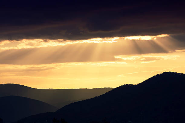 rayons crépusculaires au-dessus du coude du danube (dunakanyar) - pest county flash photos et images de collection