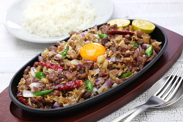 schweinefleisch sisig, filipino küche - cheak stock-fotos und bilder
