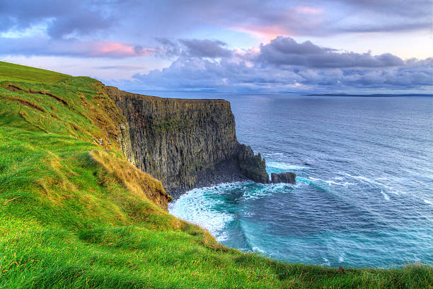 falésias de moher ao pôr-do-sol, co. clare, irlanda - republic of ireland cliffs of moher panoramic cliff - fotografias e filmes do acervo