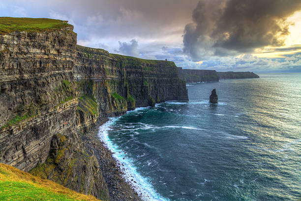 falésias de moher ao pôr-do-sol, co. clare, irlanda - republic of ireland cliffs of moher panoramic cliff - fotografias e filmes do acervo