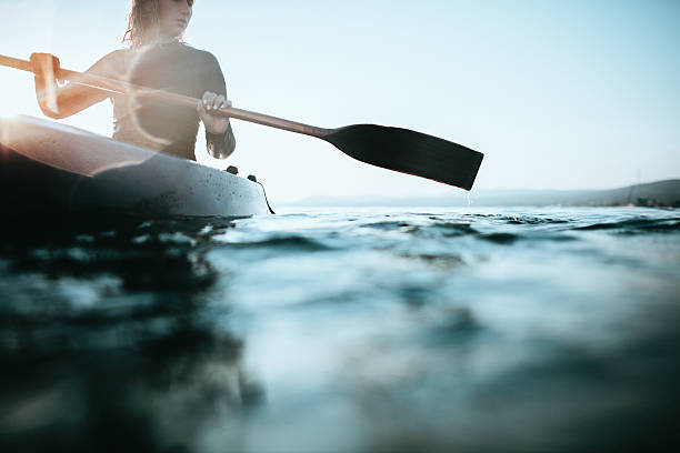 chica piragüista - kayak canoeing canoe lake fotografías e imágenes de stock