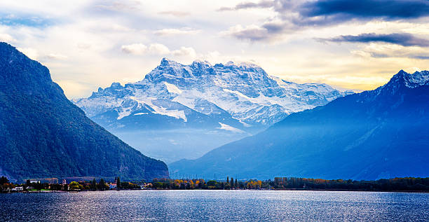 panorama dos alpes da suíça ao pôr do sol do lago genebra - european alps europe high up lake - fotografias e filmes do acervo