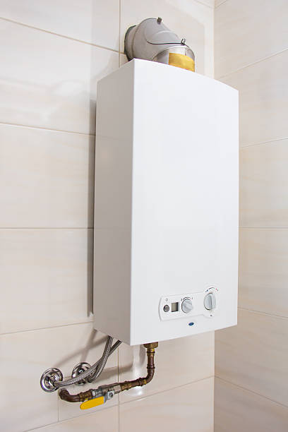 お湯のための浴室の家のガス給湯器ボイラー - electric heater ストックフォトと画像