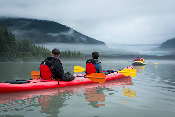kayak en el lago mendenhall - glaciar de mendenhall fotografías e imágenes de stock