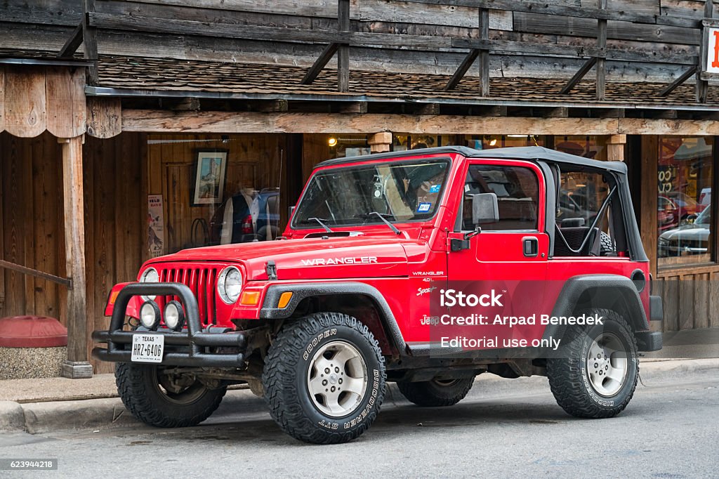 Jeep Wrangler Tj 40 L Sport Convertible Stock Photo - Download Image Now -  4x4, Car, City - iStock