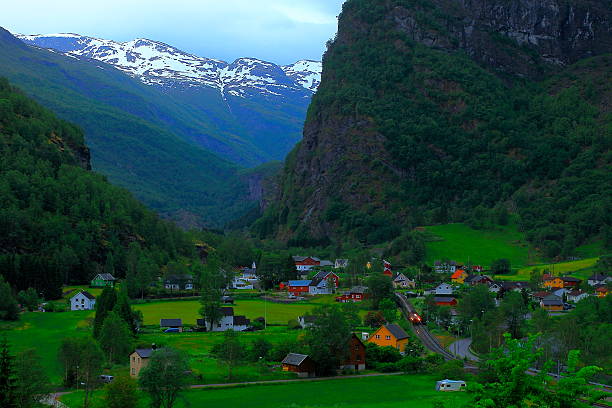 zug ankunft in flam norwegischen dorf abend von oben, norwegen - sogn og fjordane county stock-fotos und bilder