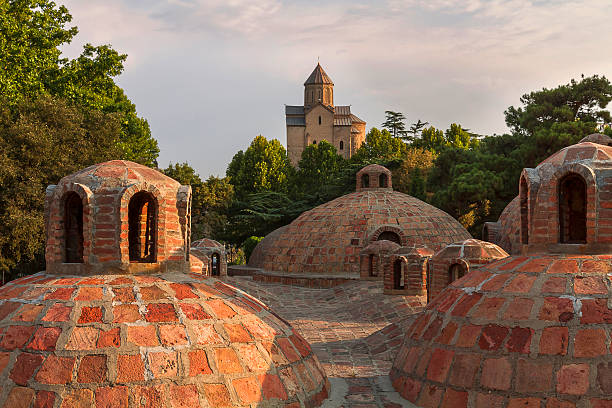 cúpulas de um banho térmico em tbilisi, geórgia - kura river - fotografias e filmes do acervo