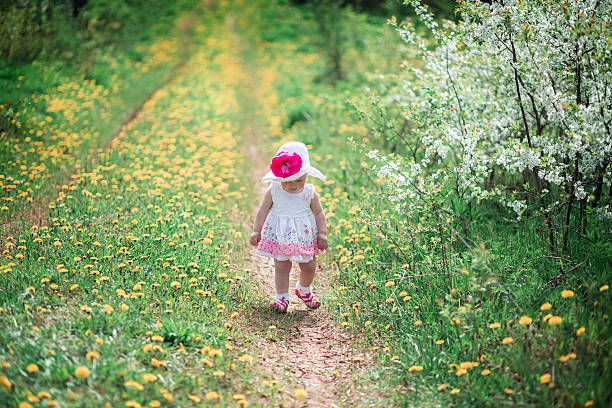 menina de vestido branco  - footpath single lane road green tree - fotografias e filmes do acervo