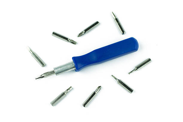 tournevis de type cruciforme isolé sur fond blanc - screwdriver isolated phillips work tool photos et images de collection