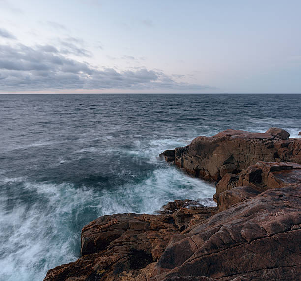 briser l'aube - water flowing water east coast peggys cove photos et images de collection