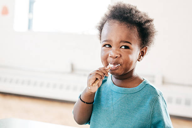 friendly healthy yogurt options for toddlers - jongen peuter eten stockfoto's en -beelden