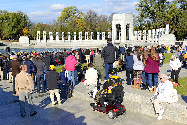 ludzie na pomniku ii wojny światowej w dniu weteranów - marines funeral veteran us memorial day zdjęcia i obrazy z banku zdjęć