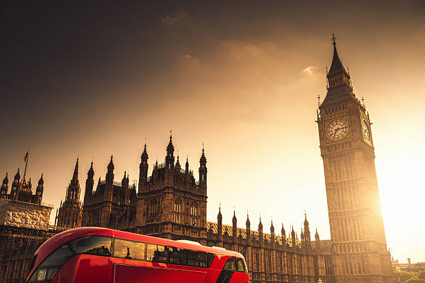 house of parliament und big ben - london england skyline big ben orange stock-fotos und bilder