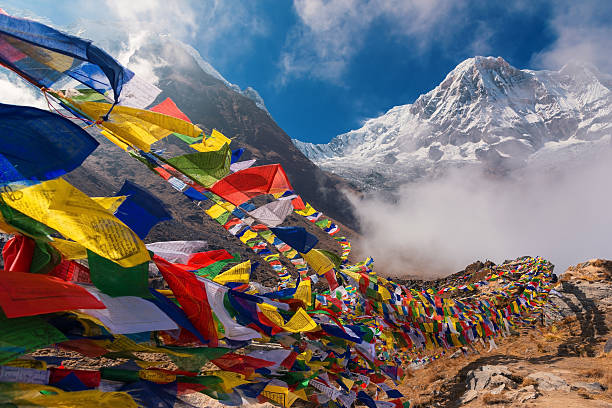 drapeaux de prière et mont annapurna i arrière-plan - népal photos et images de collection