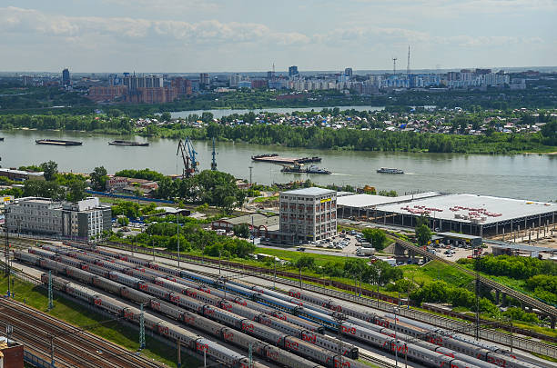 많은 마차와 기차. 공중 보기. 러시아에서 철도 수송. - containerisation 뉴스 사진 이미지