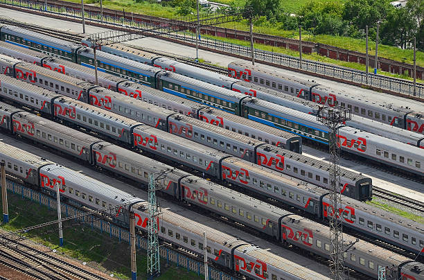 muitos vagões e trens. vista aérea. transporte ferroviário na rússia. - containerisation - fotografias e filmes do acervo