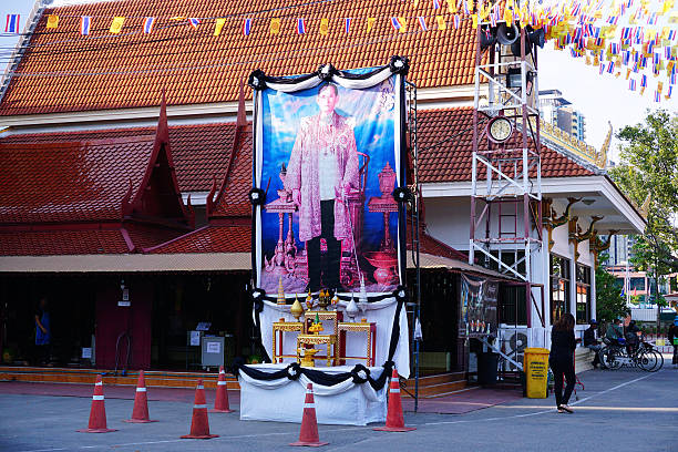 immagine pubblica di bhumibol adulyadej re nostro amato. - political rally foto e immagini stock