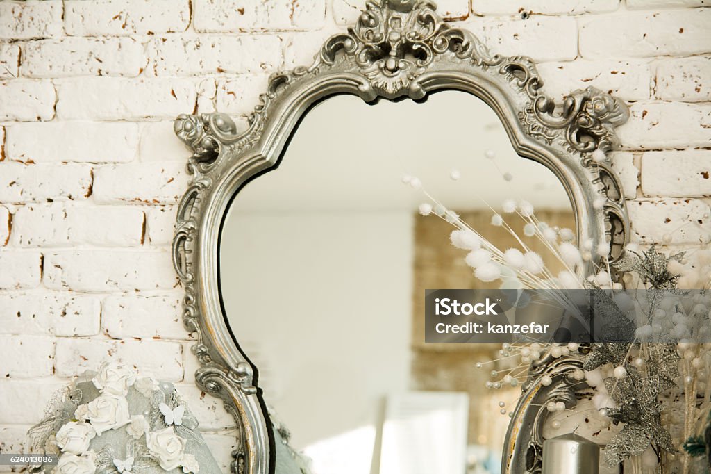 Intérieur vintage avec un miroir dans un beau cadre - Photo de Miroir libre de droits