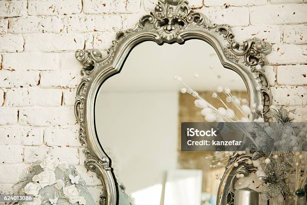美しいフレームの鏡とヴィンテージインテリア - 鏡のストックフォトや画像を多数ご用意 - 鏡, 骨董品, レトロ調