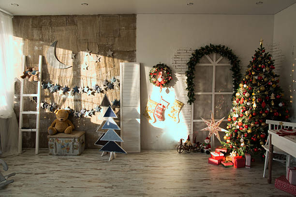 interior of the room with the christmas spruce, - christmas tree stockfoto's en -beelden