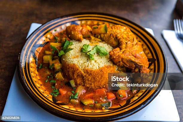 Afrikanische Arabische Tajine Huhn Gericht Im Topf Bei Lille France Stockfoto und mehr Bilder von Kuskus - Grundnahrungsmittel
