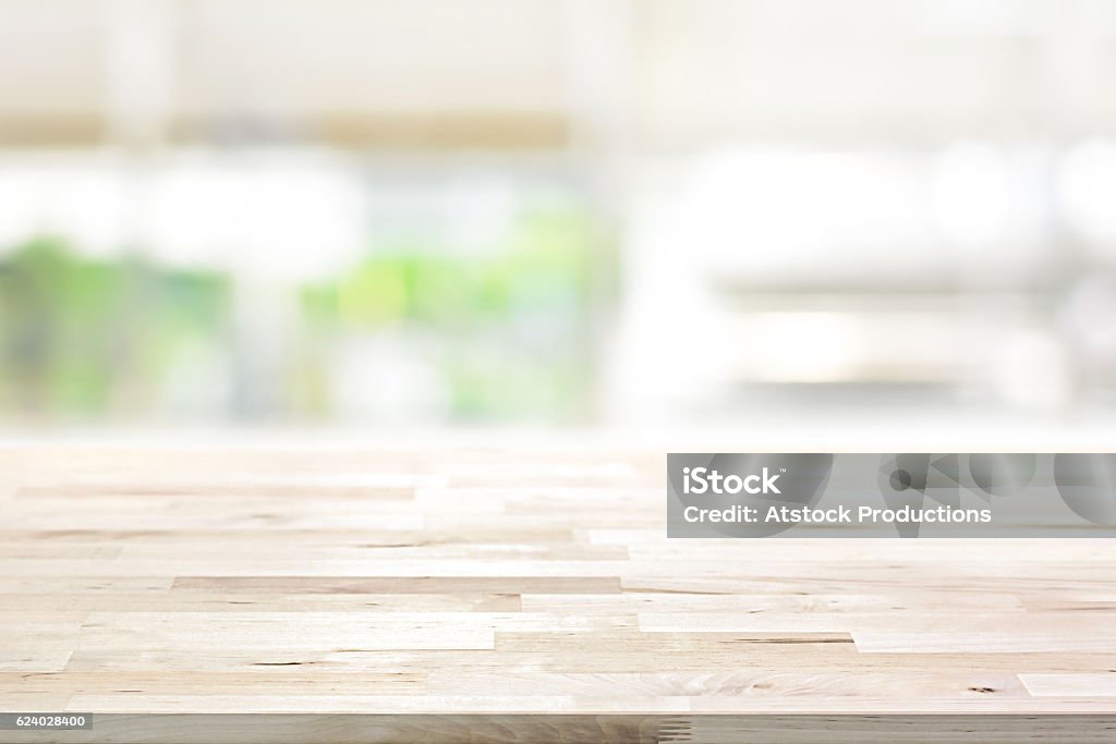 Topo de mesa de madeira no fundo da janela da cozinha desfocado - Foto de stock de Plano de Fundo royalty-free