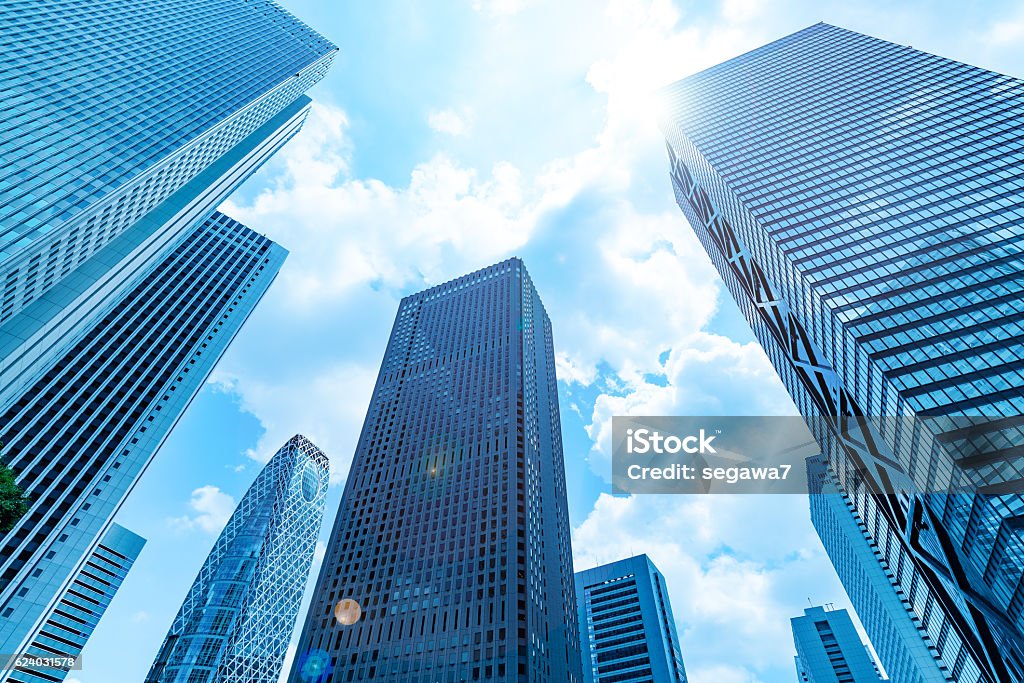 Rascacielos edificios y el cielo azul de Shinjuku, Tokio, Japón - Foto de stock de Rascacielos libre de derechos