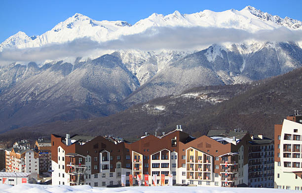 hoteldorf im skigebiet, verschneite kaukasische berge - winter olympic games stock-fotos und bilder