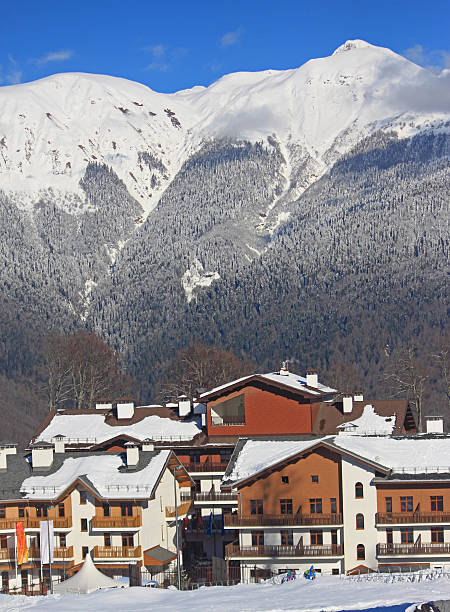 vila hotel na estação de esqui, montanhas caucasianas nevadas - roof sport competitive sport the olympic games - fotografias e filmes do acervo