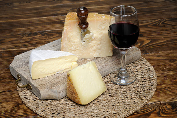 Cunhas de queijo italiano com vinho tinto - foto de acervo