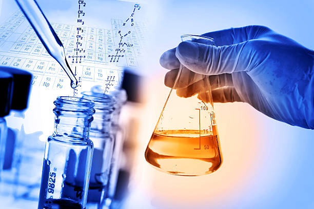 flacon à la main d’un scientifique avec des antécédents de laboratoire - laboratory glassware beaker flask glass photos et images de collection