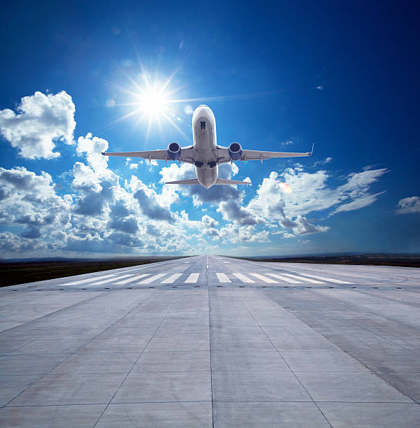 avião de passageiros descolar - airplane taking off sky commercial airplane imagens e fotografias de stock