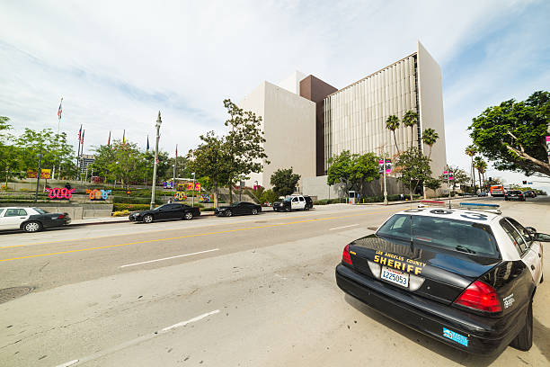 voiture de police dans le centre-ville de los angeles - car pursuit chasing night photos et images de collection