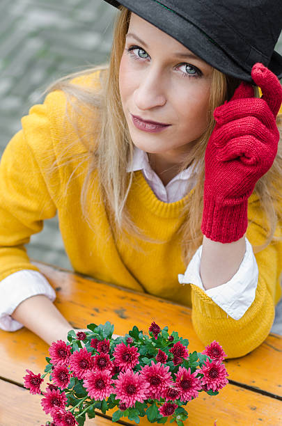 jeune fille hipster au chapeau noir - autumn table setting flower photos et images de collection