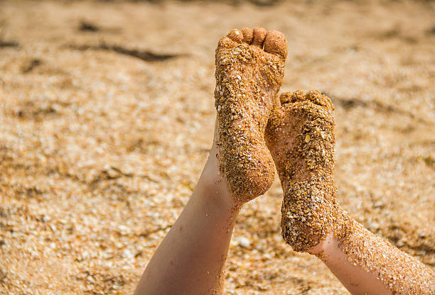 bambini piedi in spiaggia - human foot barefoot sole of foot human toe foto e immagini stock