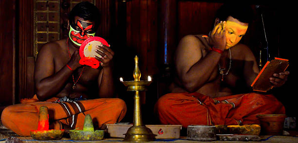 dos intérpretes de kathakali - tribal music fotografías e imágenes de stock