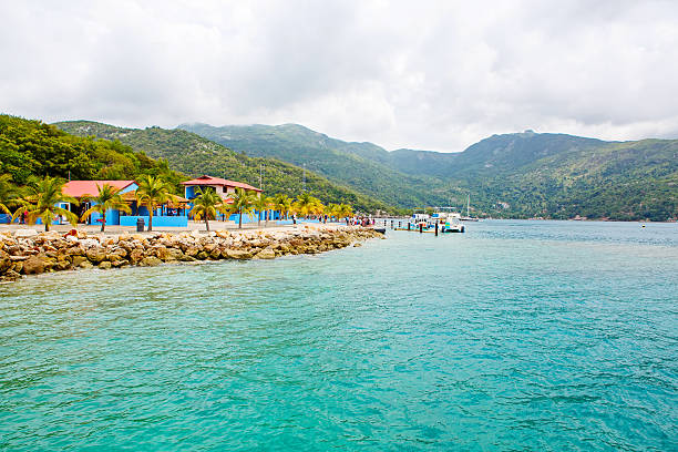 praia e resort tropical, ilha labadee, haiti. - haiti - fotografias e filmes do acervo