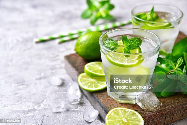 Photo libre de droit de Froid Rafraîchissant Mojito De Limonade Dété banque d'images et plus d'images libres de droit de Mojito - Mojito, Cocktail - Alcool, Gin