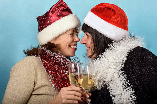 girl in santa claus hats and champagne - political party concepts glamour friendship imagens e fotografias de stock