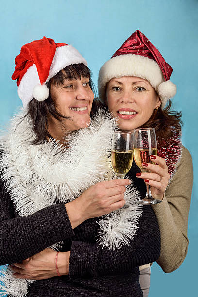 girl in santa claus hats and champagne - political party concepts glamour friendship imagens e fotografias de stock