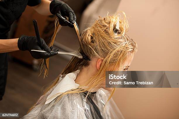 Haarstylist Bei Der Arbeit Friseur Anwendung Farbe Auf Haar Stockfoto und mehr Bilder von Strähnchen