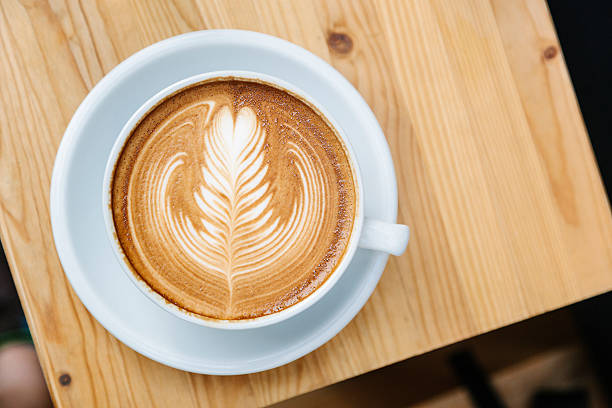 cappuccino em uma mesa de madeira - coffee latté cappuccino art - fotografias e filmes do acervo