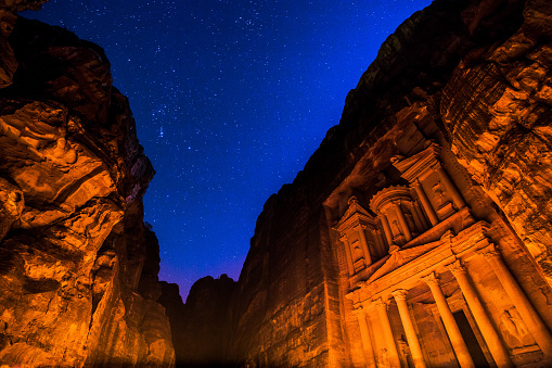 Petra por la noche en Jordania photo