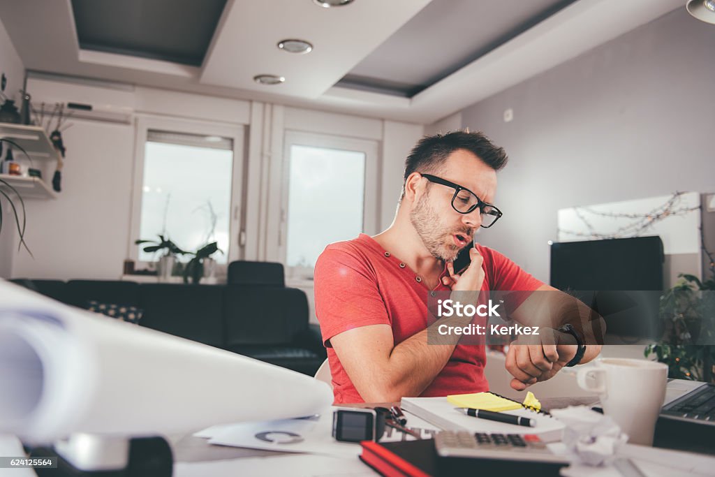 Homme parle sur Téléphone mobile intelligent  - Photo de Temps qui passe libre de droits